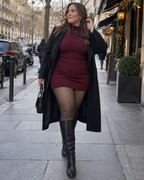 Femme ronde en robe pull bordeaux portant le collant polaire Céleste noir à Paris